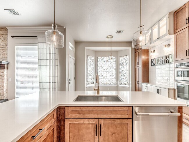 Building Photo - Fantastic home in the Fairways at Surrey H...