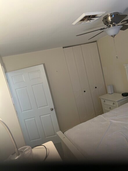 Building Photo - 1168A Clydebank Ct