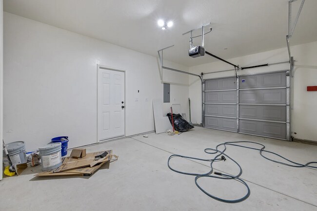 Building Photo - 601 E 10th St