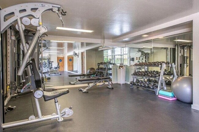 Building Photo - Updated Lauriedale 1 bd/1 ba Condo | Cats Welcome | Pools, Gym & Covered Parking | 10' x 10' Stor...