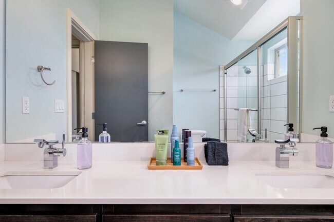 Building Photo - 1220 E Columbia St