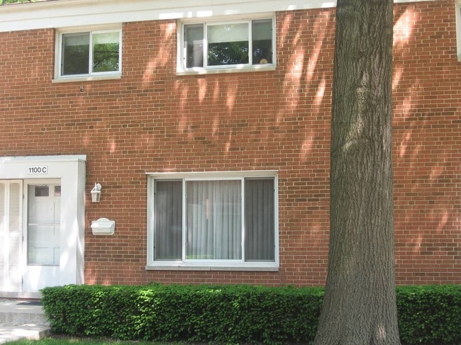 Building Photo - 1100 Higgins Rd
