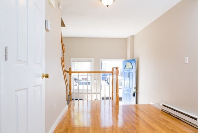 Building Photo - 41 Marion St