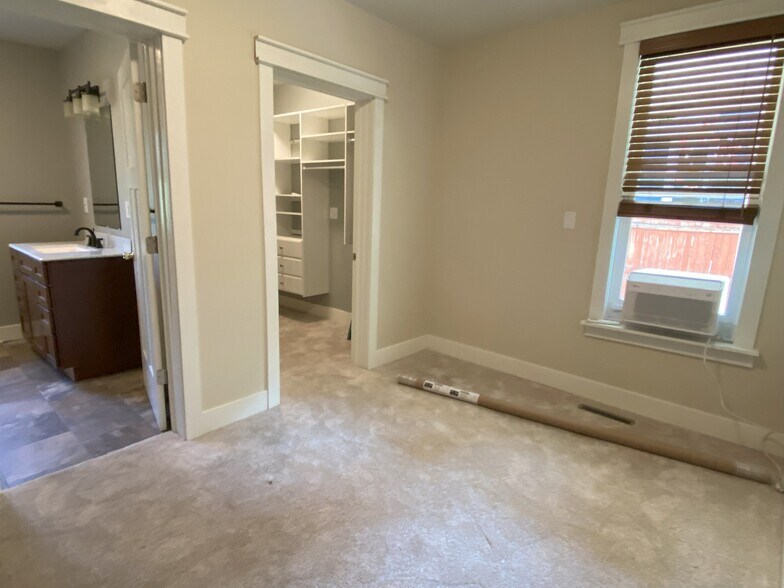 Building Photo - 644 Perrin Ave