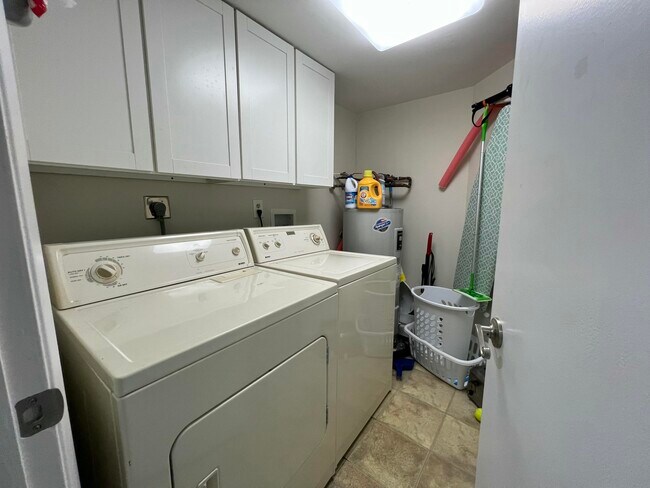 Building Photo - 2025 Lavers Cir