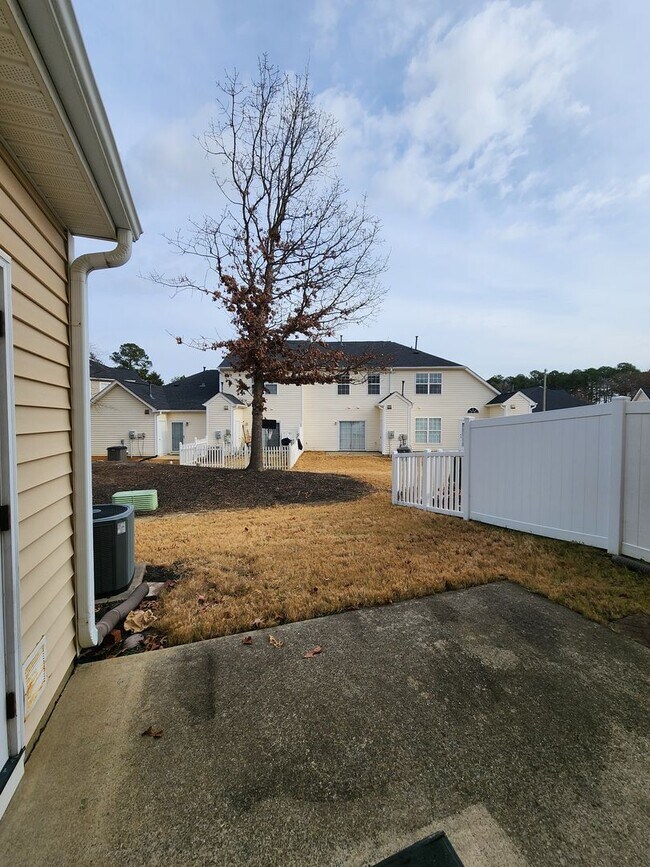 Building Photo - Comfortable 3BD, 2.5BA North Raleigh Townhome with HOA Amenities