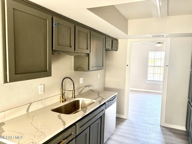 Building Photo - 1605 Bessemer Dr