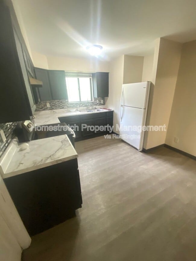 Building Photo - 6657 Kenwood Dr