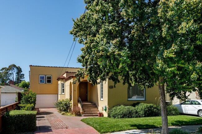 Building Photo - 818 Collier Dr