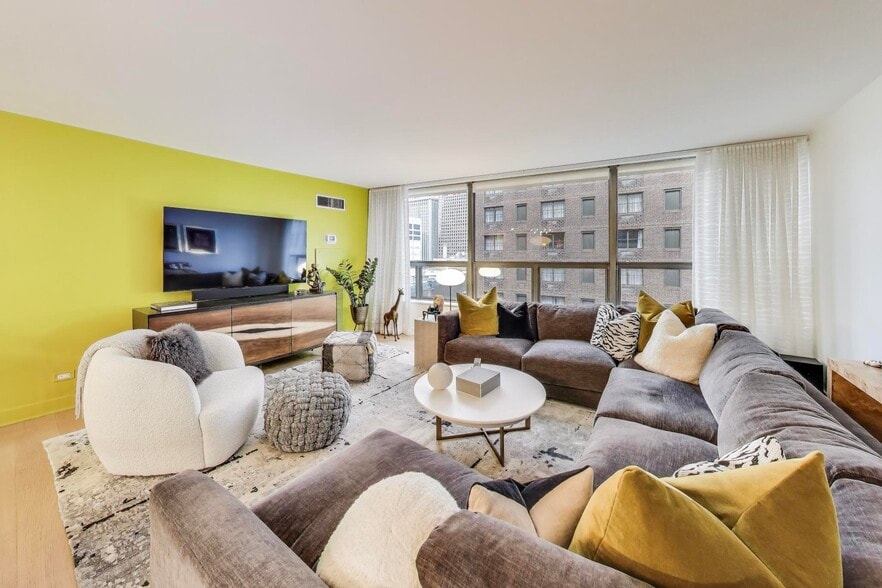 Building Photo - 110 E Delaware Pl