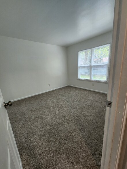 Building Photo - 300 Hurdle Dr