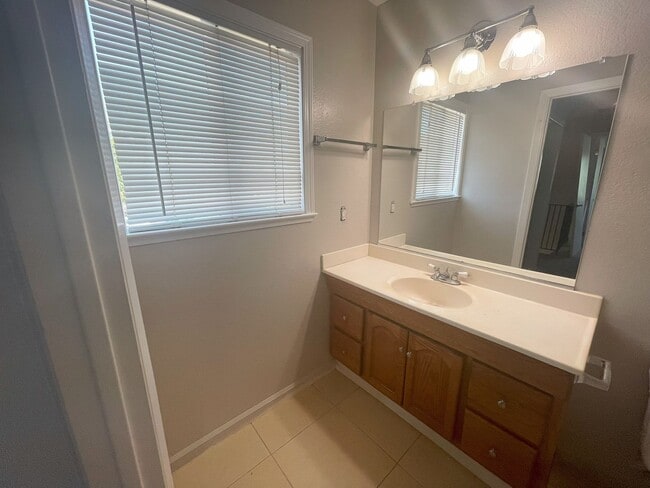 Building Photo - Completely Updated Roseville Townhouse available July 1st