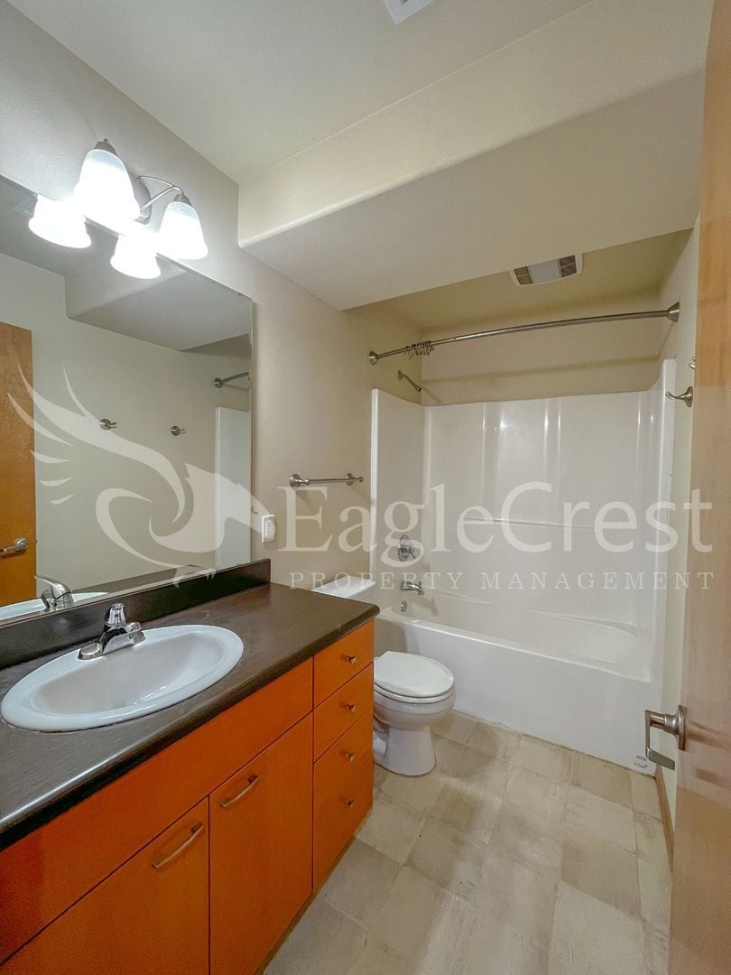 Building Photo - Large 6-Bedroom Whitman Neighborhood House; *Half Off 2nd Month Rent*