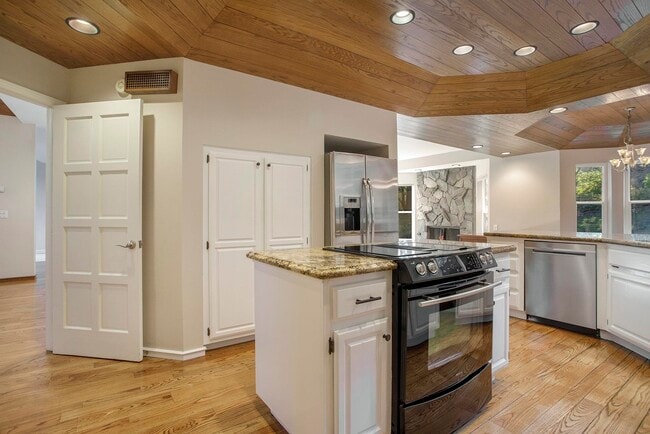 Building Photo - 3 Blackhawk Club Ct