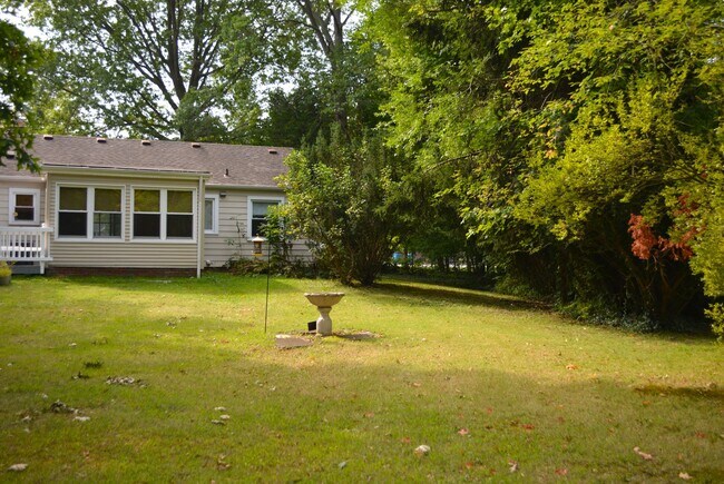 Building Photo - Charming 2-Bedroom Home in Fairview Park
