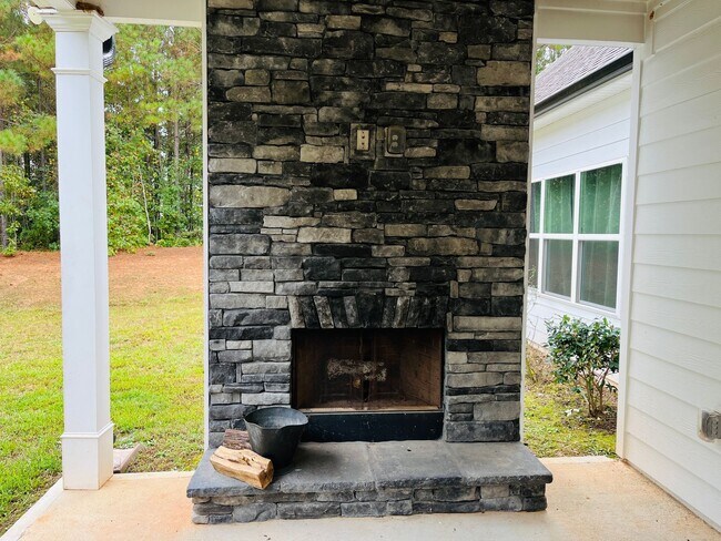 Building Photo - ***MOVE IN SPECIAL*** Wow! Perfect 4 bedro...