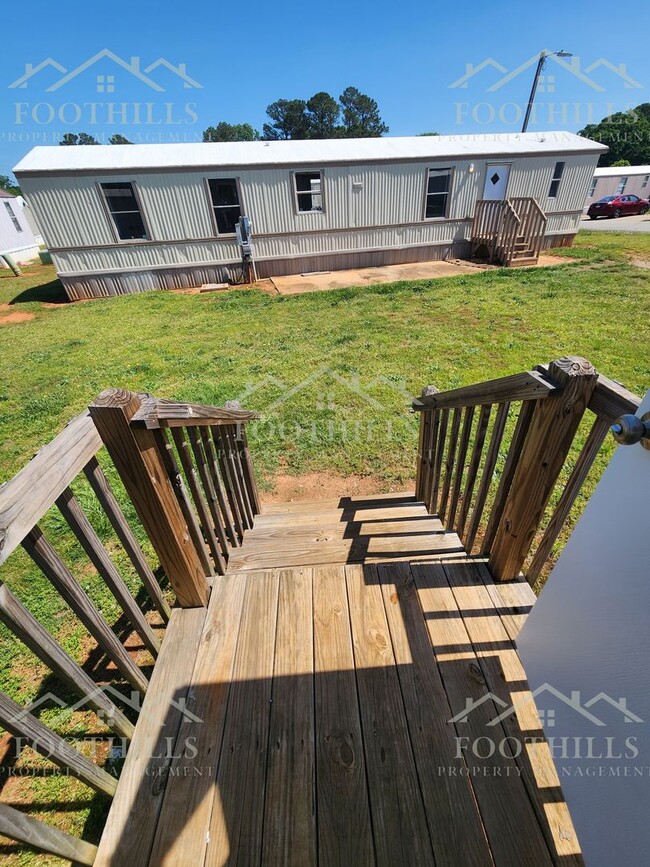 Building Photo - 2-Bedroom Mobile Home in Colony Park with ...