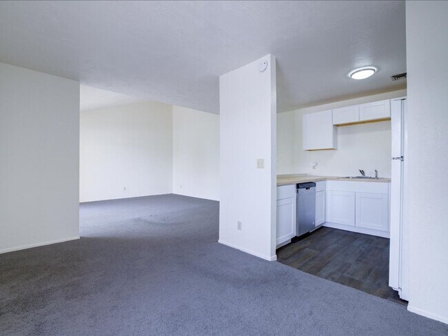 Building Photo - 2 Bedroom, 2 Bathroom with Community Pool!