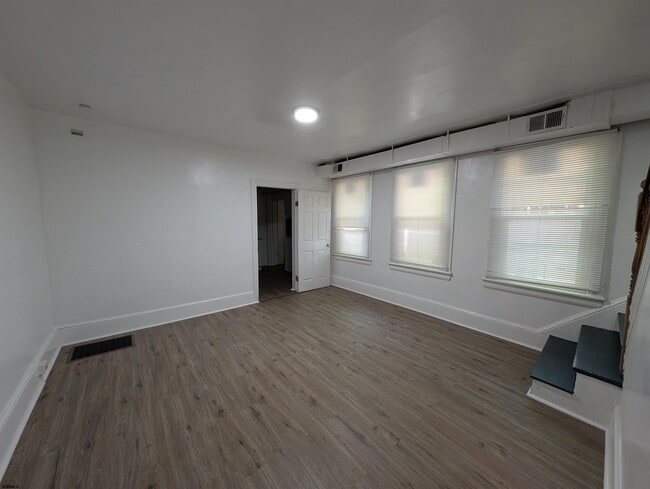 Building Photo - 904 Westcoat Pl