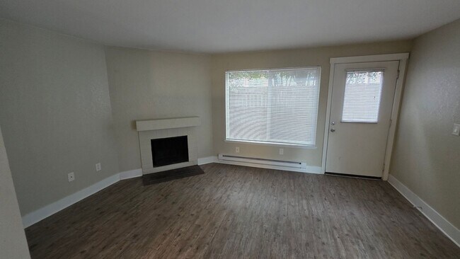 Building Photo - Open Concept Townhome with Balcony