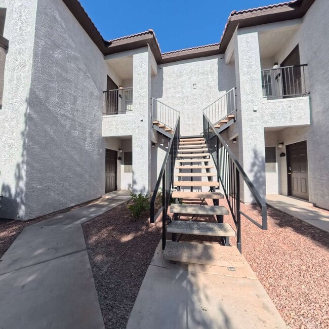 Building Photo - Lovely 2 Bed, 2 Bath Condo at South Gate!