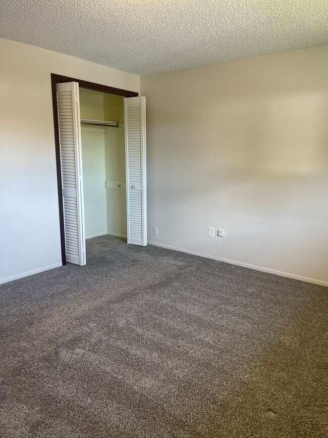 Building Photo - MP99- 1314-1316 W Chelan