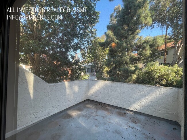 Building Photo - 313 N Melrose Dr