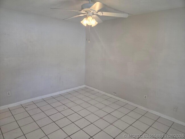 Building Photo - 1152 Bayview Dr