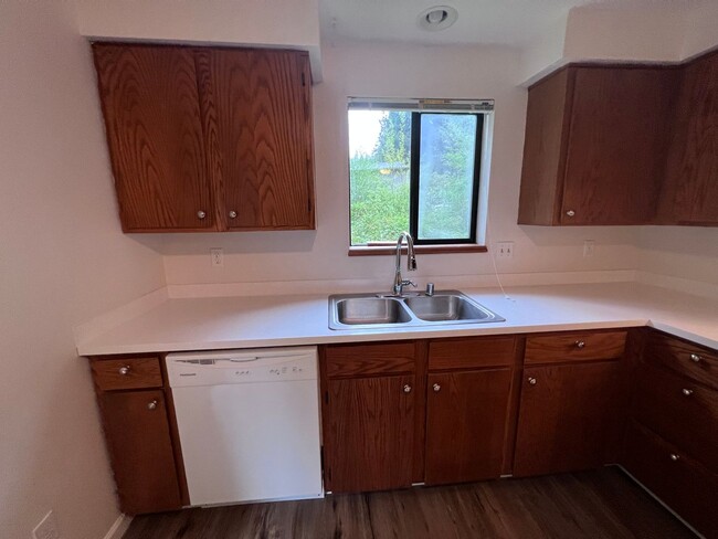 Building Photo - Clinton 2 bed 1.5 bath- 5 min from the Cli...