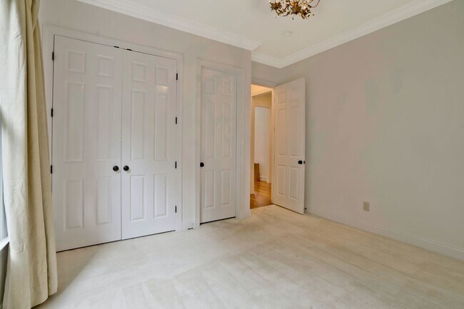 Building Photo - Stunning 4BE/3.5BA home in the very desira...