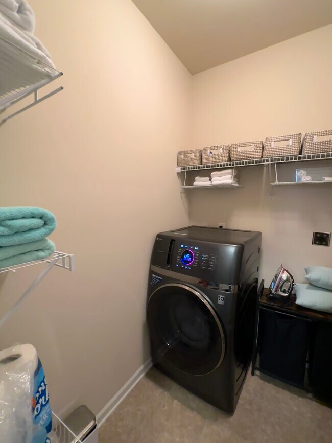 Building Photo - 2642 Dayview Ln