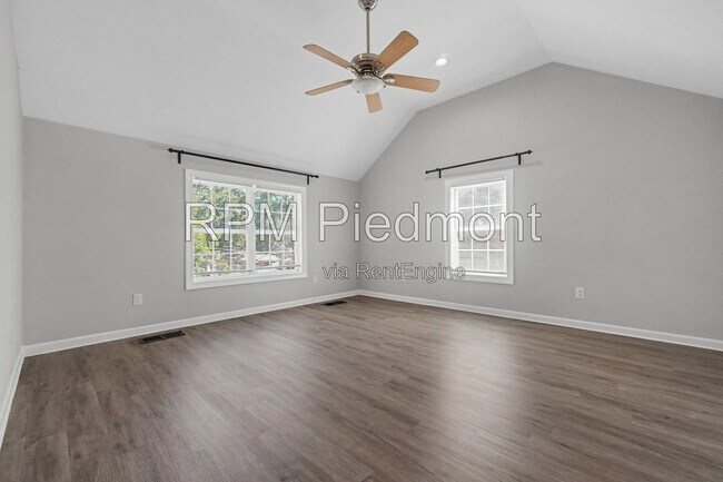 Building Photo - 1231 Stoneybrook Dr SE