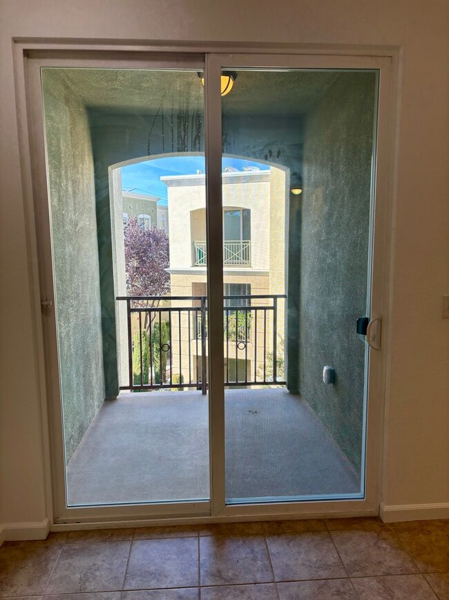 Building Photo - Fabulous San Ramon Condo- Near Bishop Ranc...