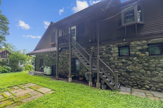 Building Photo - 49 Grandview Dr