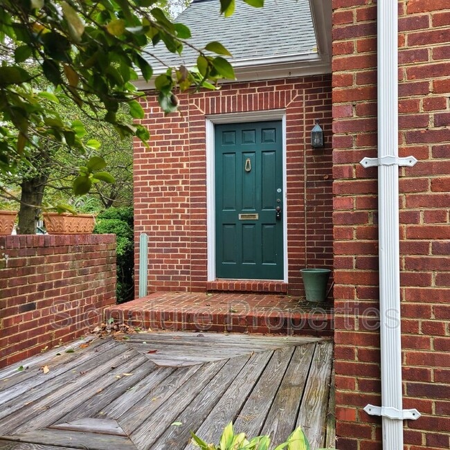 Building Photo - 4643 Stuart Ave