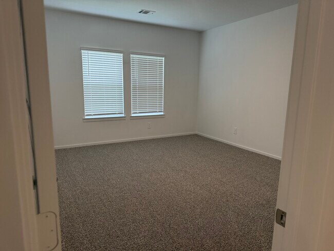 Building Photo - 407 Robin Ct