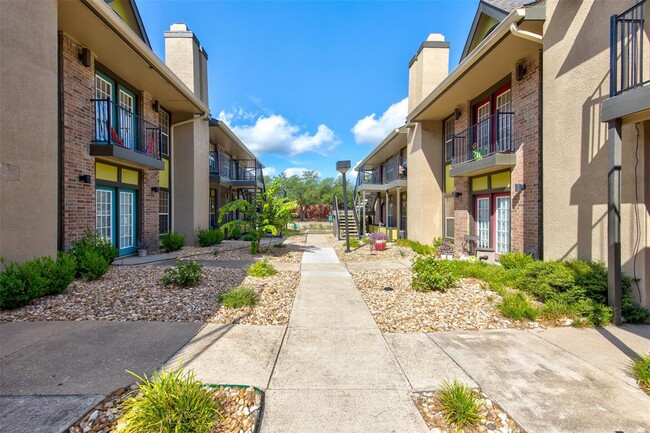 Building Photo - 7685 Northcross Dr