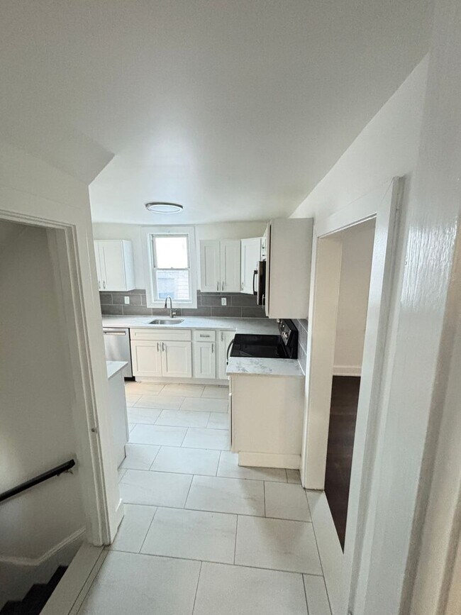 Building Photo - 409 E Washington Ave