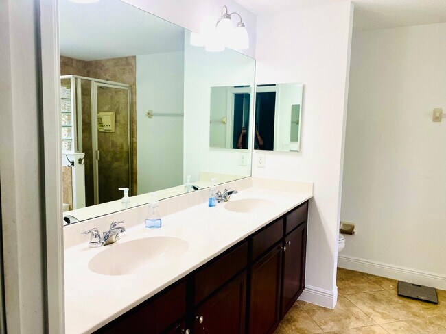 Building Photo - 9553 Seaspray Dr