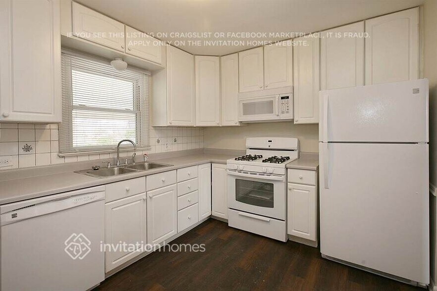 Building Photo - 1740 W Crestline Dr