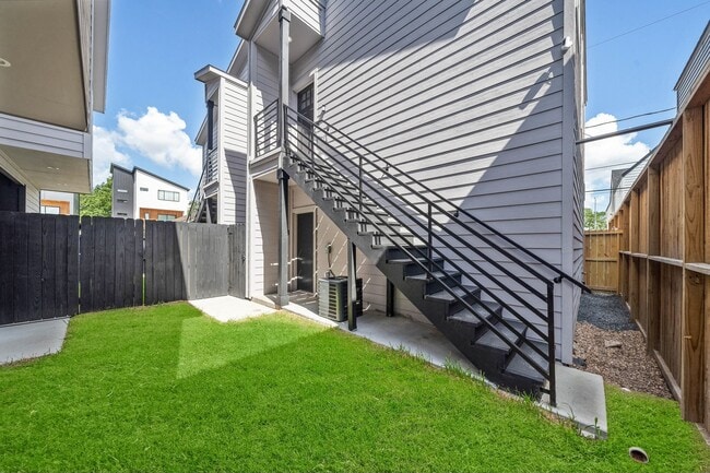 Building Photo - 207 E 38th St