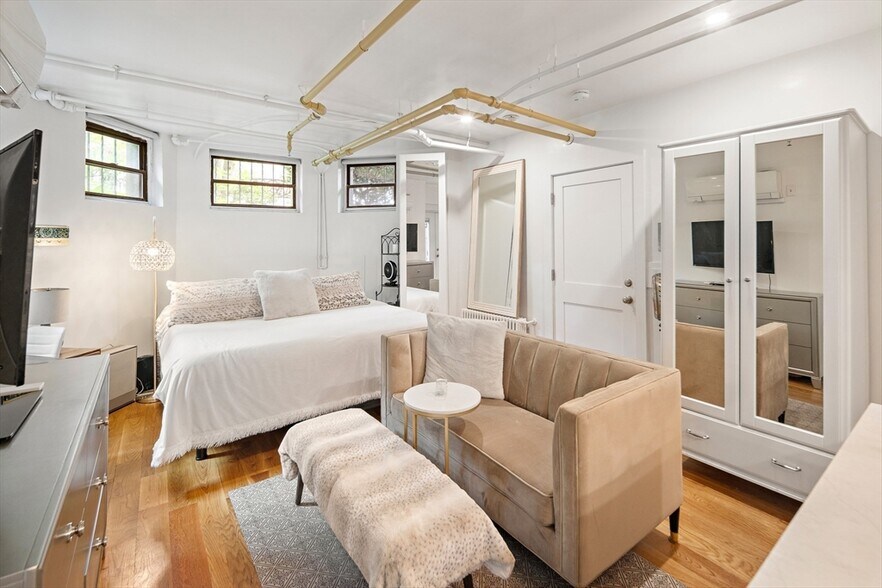 Building Photo - 364 Marlborough St