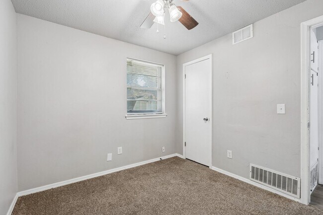 Building Photo - 4008 SE 46th St