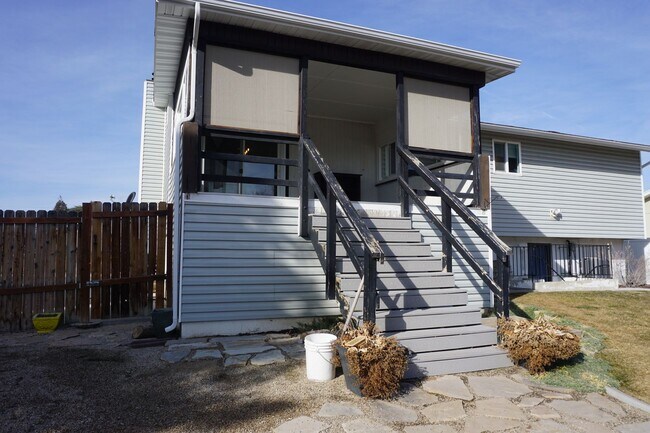 Building Photo - Quiet 4 Bedroom 2.5 Bath Taylorsville Home