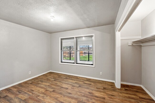 Building Photo - 1401 E 18th St