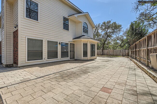 Building Photo - Beautiful 4-bedroom, 3-bath home in the de...