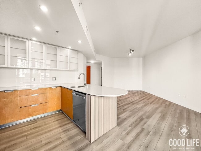 Building Photo - Stunning 2BD/2BA Condo in Downtown W/ W/D, High Ceilings, Community Pool, Spa, & Fitness Center!