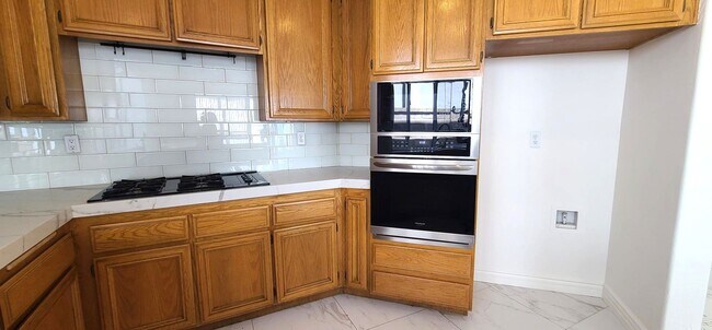 Building Photo - Single Family House - 4 Bedrooms + 2.5 Bat...