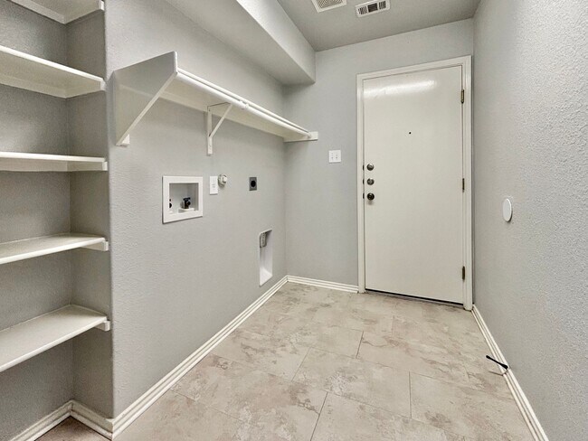 Building Photo - Amazing 4 Bedroom Home!