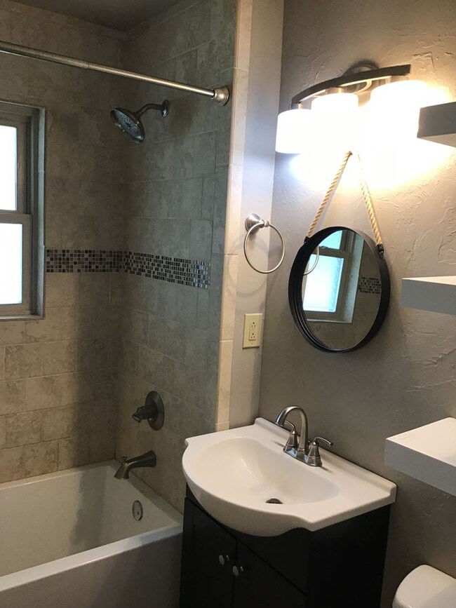 Building Photo - 3 bedroom, 1 1/2 baths and a 1 car garage ...